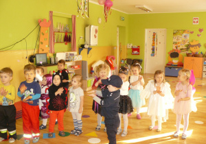 Dzieci tańczą przed tablicą interaktywną